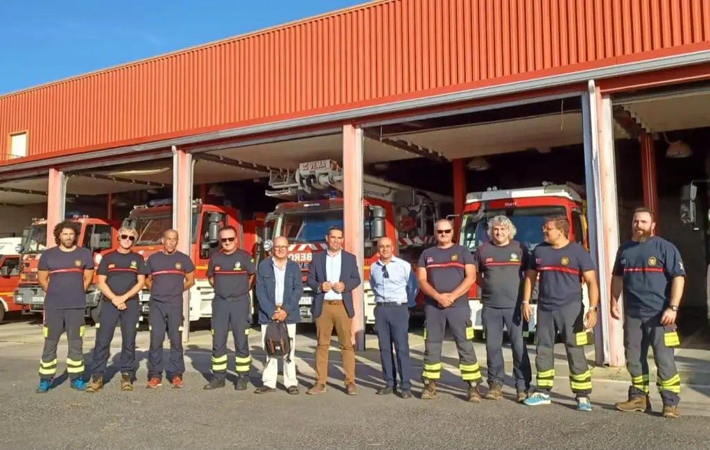 Gonzalo Domínguez visita el parque de bomberos de Sanlúcar la Mayor dentro de su recorrido por las distintas instalaciones en la provincia