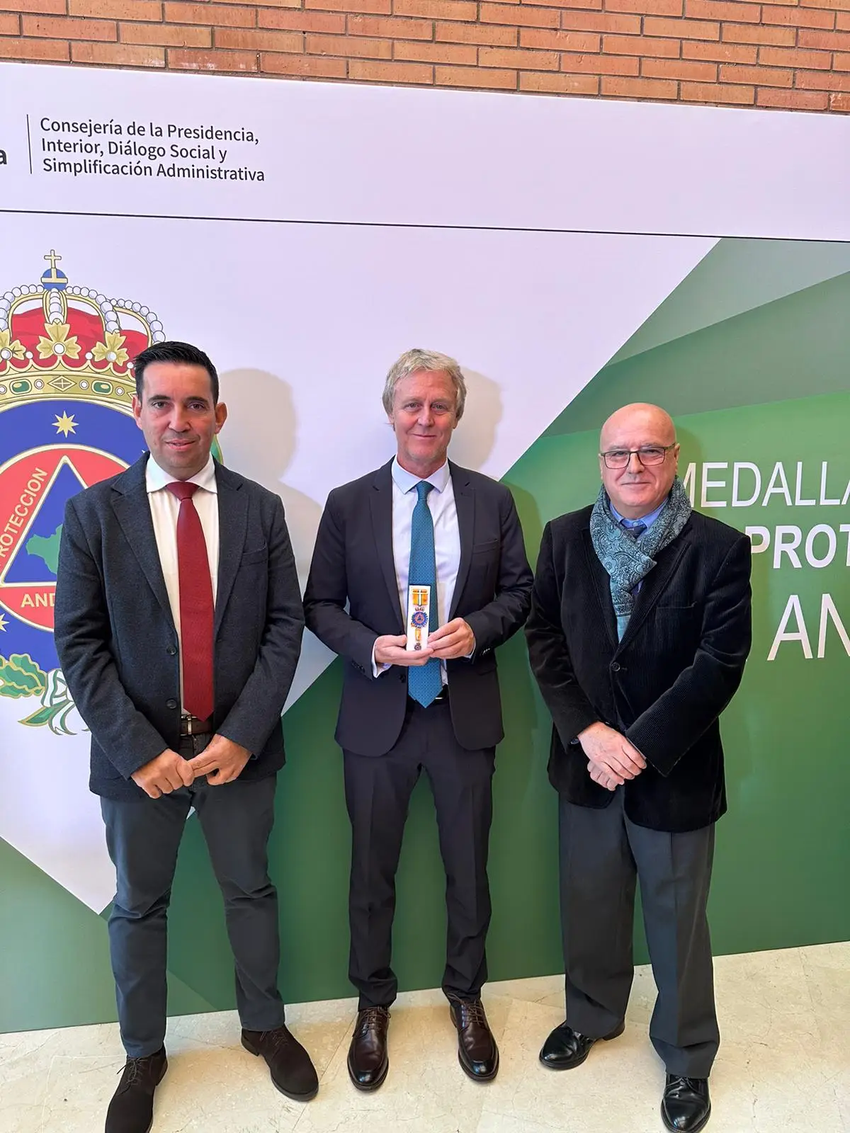 El jefe del Sistema Operativo del Consorcio de Prevención, Extinción de Incendios y Salvamento de la Provincia de Sevilla recibe la Medalla de Plata al Mérito de Protección Civil de Andalucía 2023