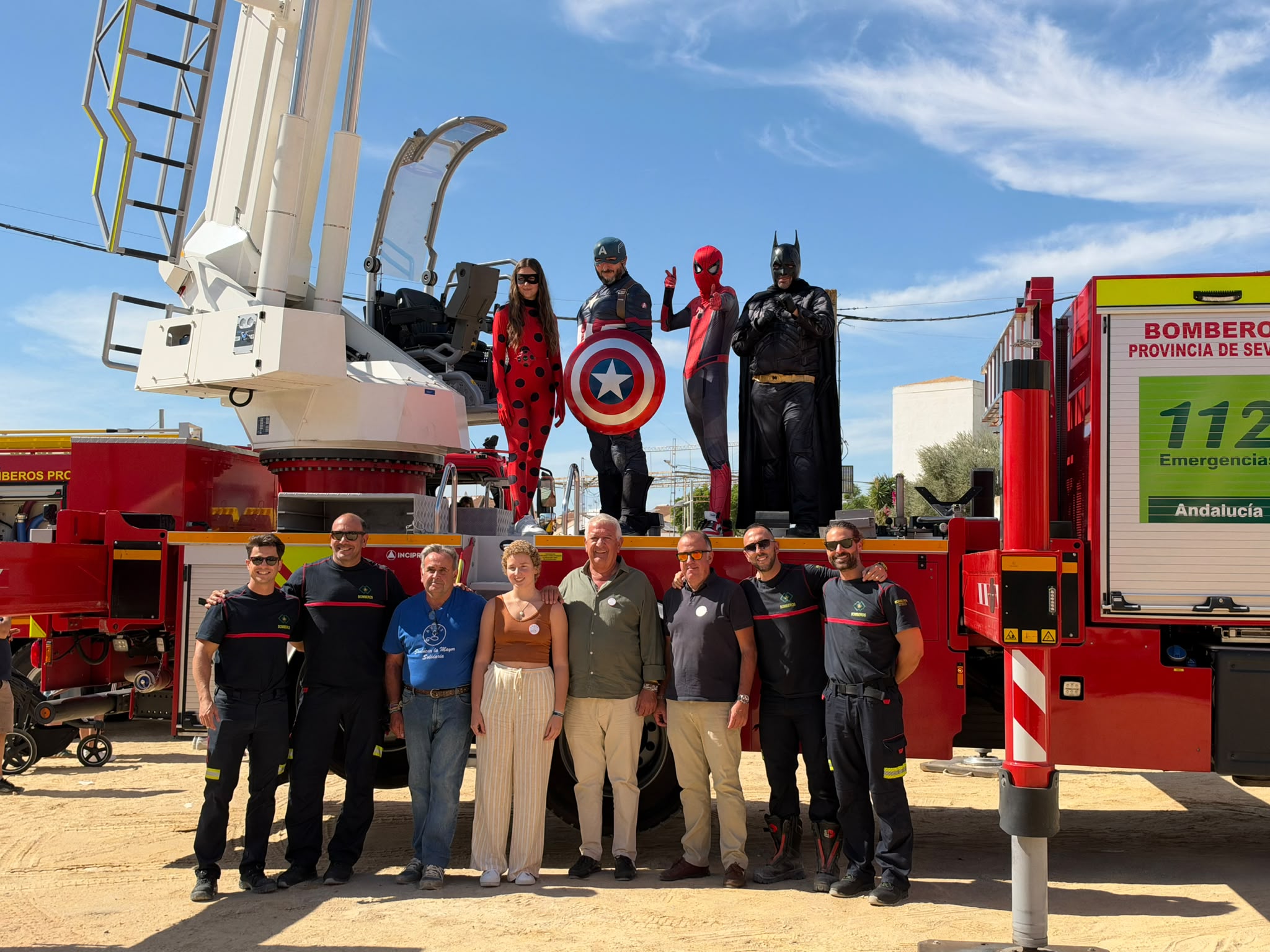Bomberos del Consorcio Provincial se suman a la gran fiesta infantil solidaria en beneficio de Andex, organizada en Sanlúcar la Mayor
